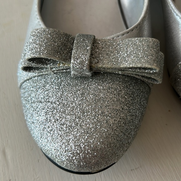 American Eagle Outfitters low heel silver/metallic bow girls shoes size 3.5 - Picture 4 of 9